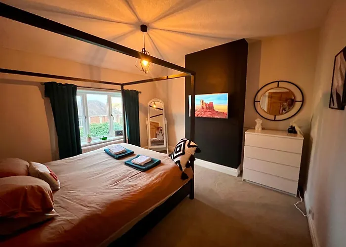 Lovely, Sunny House, By The Beach & Centre!