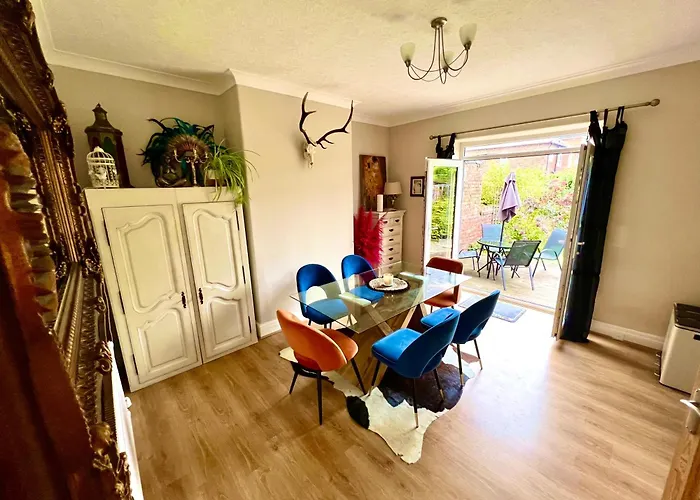 Lovely, Sunny House, By The Beach & Centre!